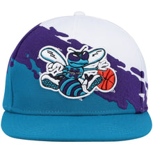 Load image into Gallery viewer, Men&#39;s Mitchell &amp; Ness White/Teal Charlotte Hornets Hardwood Classics Paintbrush Snapback Hat