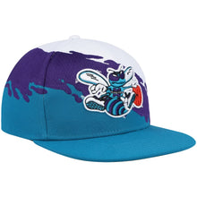 Load image into Gallery viewer, Men&#39;s Mitchell &amp; Ness White/Teal Charlotte Hornets Hardwood Classics Paintbrush Snapback Hat